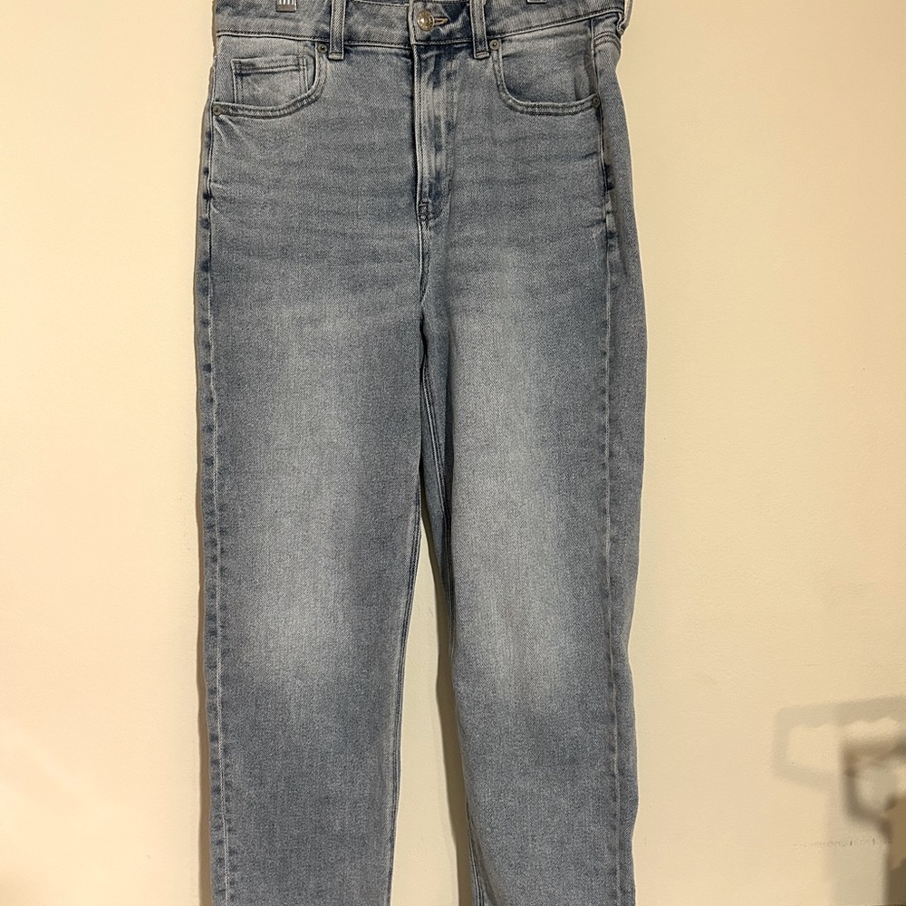 American Eagle size 4 women’s Mom jeans straight legs light blue